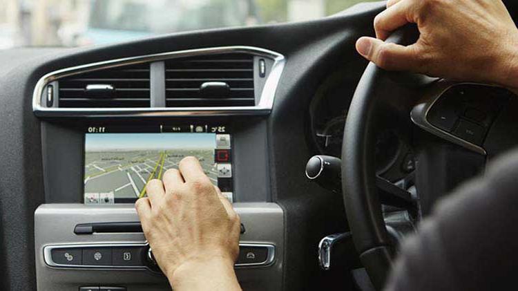 驾驶员与汽车仪表盘上的触摸屏进行交互.