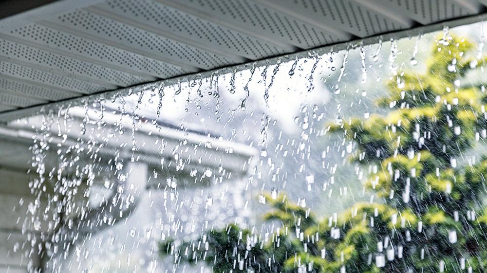 雨水从防冲击屋顶流下.