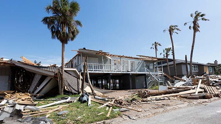 风暴对房屋和周围建筑的破坏.