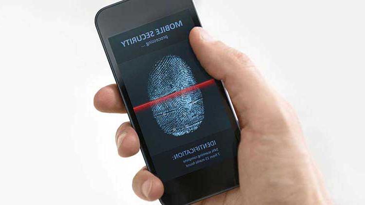 手持智能手机的人，手指上有显示屏，以帮助手机安全.