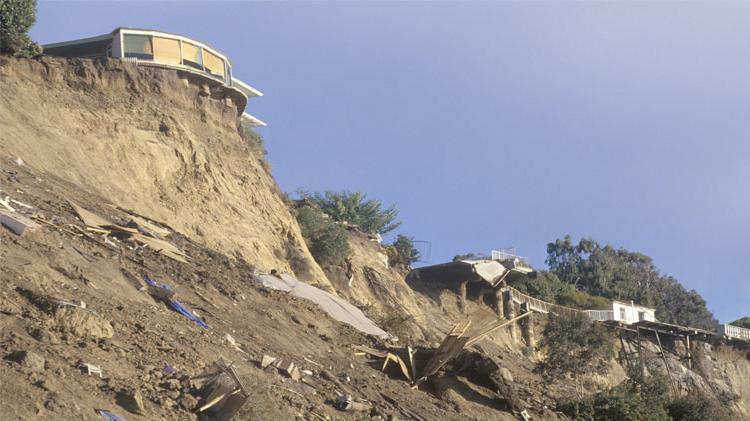 地震破坏了高山脊上的房屋.