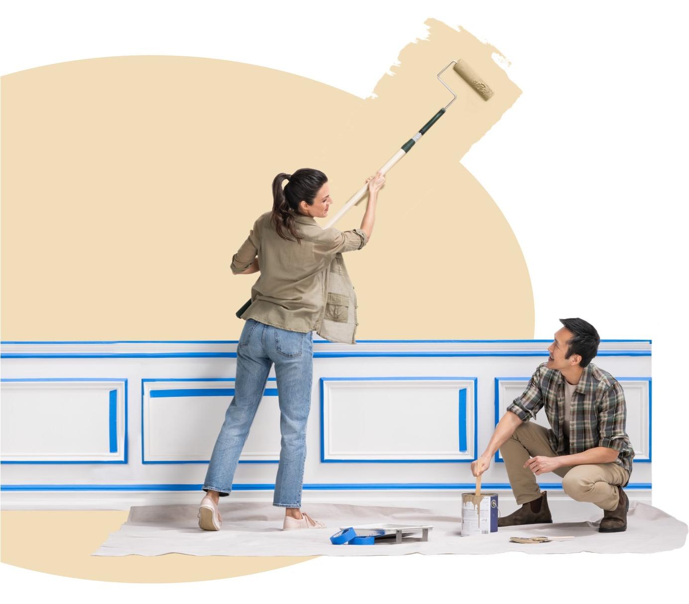 一名妇女在椭圆形的卡其色餐厅外用延伸的滚筒作画，她的丈夫则在粉刷墙面.